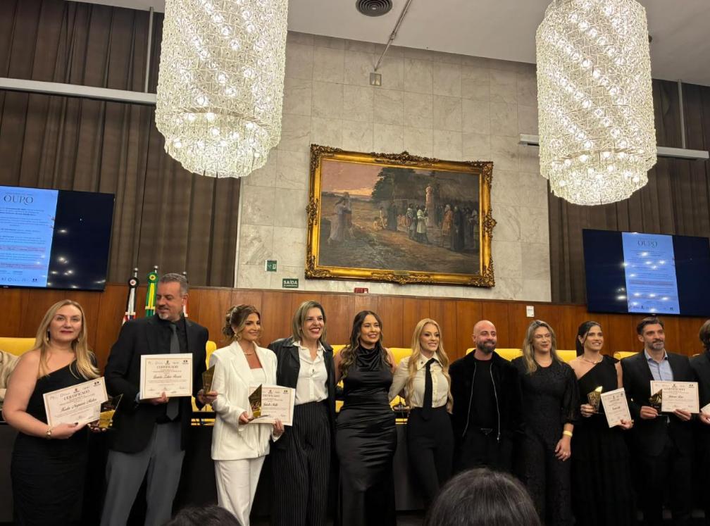 Ana Carolina Gonçalves , CEO da AC Clinic Estética Avançada, brilha na segunda Edição Ouro Melhores do Ano e assina homenagens ao lado da Vereadora Edir Sales